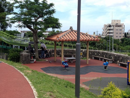 【遊具の屋根が赤瓦!?】「浦添大公園」にある沖縄テイストのアスレチック遊具で遊ぼう! 【遊具の屋根が赤瓦!?】「浦添大公園」にある沖縄テイストのアスレチック遊具で遊ぼう!