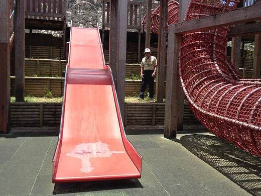 【遊具の屋根が赤瓦!?】「浦添大公園」にある沖縄テイストのアスレチック遊具で遊ぼう! 【遊具の屋根が赤瓦!?】「浦添大公園」にある沖縄テイストのアスレチック遊具で遊ぼう!