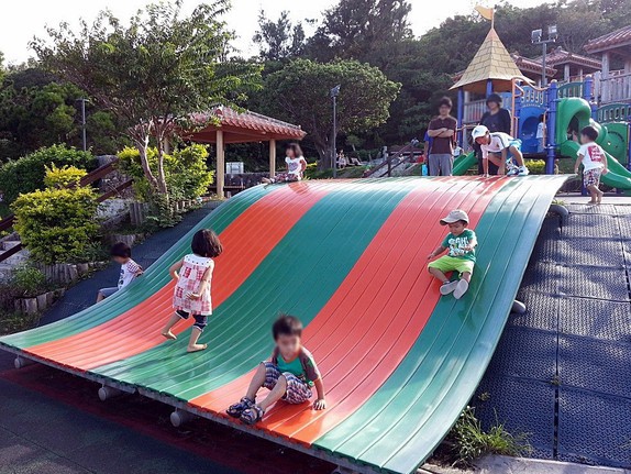 【遊具の屋根が赤瓦!?】「浦添大公園」にある沖縄テイストのアスレチック遊具で遊ぼう! 【遊具の屋根が赤瓦!?】「浦添大公園」にある沖縄テイストのアスレチック遊具で遊ぼう!