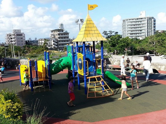 【遊具の屋根が赤瓦!?】「浦添大公園」にある沖縄テイストのアスレチック遊具で遊ぼう! 【遊具の屋根が赤瓦!?】「浦添大公園」にある沖縄テイストのアスレチック遊具で遊ぼう!