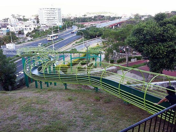 【遊具の屋根が赤瓦!?】「浦添大公園」にある沖縄テイストのアスレチック遊具で遊ぼう! 【遊具の屋根が赤瓦!?】「浦添大公園」にある沖縄テイストのアスレチック遊具で遊ぼう!
