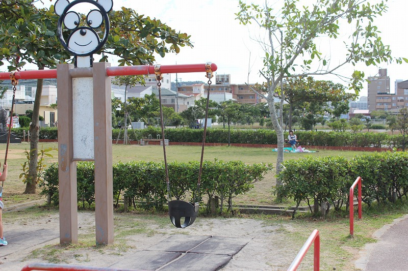 与那原 東浜きょうりゅう公園 幼児が乗れるブランコ