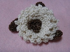 春夏向けのブローチ