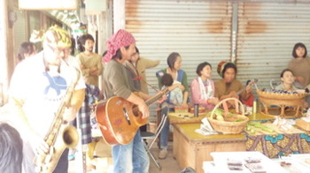 音楽と雨とふれあいともとぶ手作り市の様子です