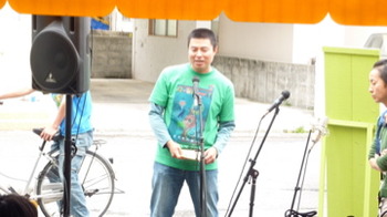 音楽と雨とふれあいともとぶ手作り市の様子です