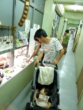 那覇にせんとくんが現る! でも、マメ博士も気になる。