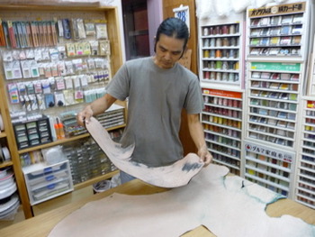 ロココの中に仲良く革やのケルビンケリータツさんのお店