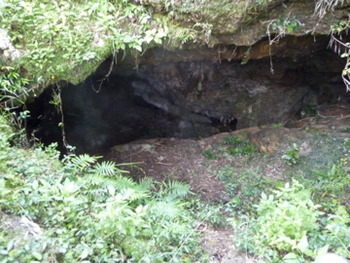 男は穴があつたら入りたい!穴だらけの仲泊遺跡に興奮!!!