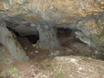 男は穴があつたら入りたい!穴だらけの仲泊遺跡に興奮!!!