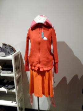 胸元がかわいい 曇りでもハッピーになれる服! 本日営業中!