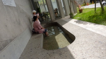 あっ!こんなところに足湯がある!うぃんうぃんの報告です!