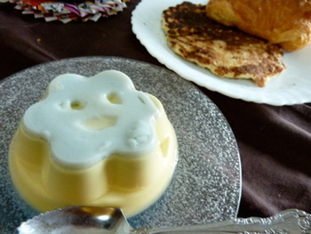 青いプリンが期間限定です。プールで唇が冷えたみたい