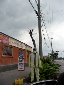 雨合羽の男がいつもいる!