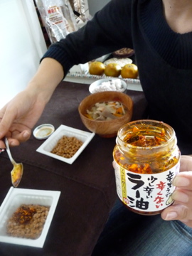 辛そうで辛くない少し辛いラー油を辛くして食べて辛いいいたい