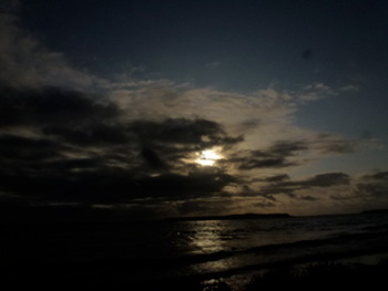 雲の谷間からスマイル日食と時々ビーチコーミング　沖縄