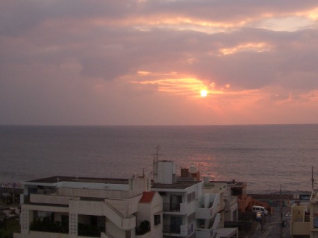 ある日の夕焼～嘉手納湾慶良間諸島へ沈むナヴィから