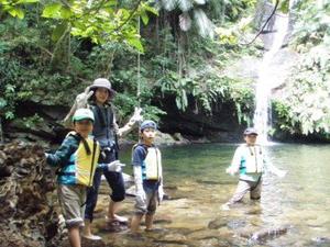 沖縄の自然体験・エコツアー滝を目指す沢登りツアー