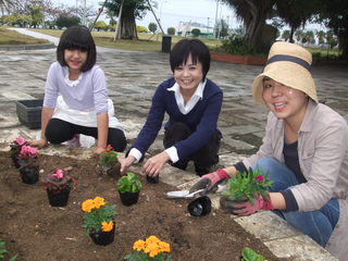 地球ハートクラブ　（今日はお花を６００苗植えました。）