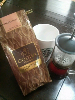 ゴディバ ヘーゼルナッツコーヒーを飲みます～。