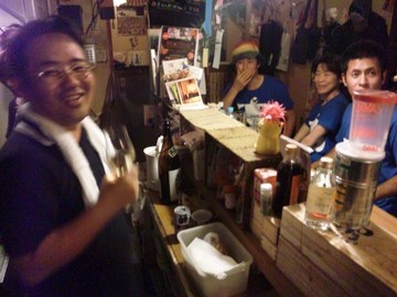 なんで1人だけ違うTシャツやねん!それは店長!