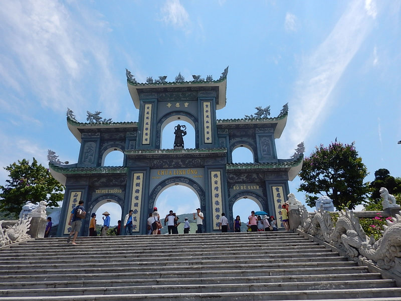 ダナンの絶景ポイント「リンウン寺」から美しい東ベトナム海を臨む