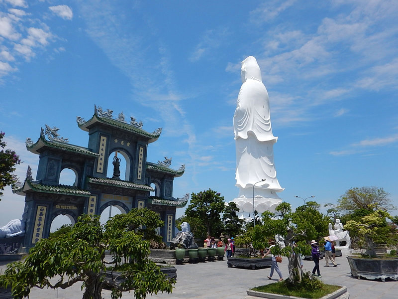 ダナンの絶景ポイント「リンウン寺」から美しい東ベトナム海を臨む