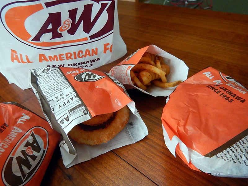 沖縄でジャンクフード A W でアメリカンなハンバーガーを食らう Awazon