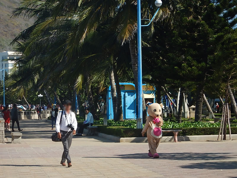 ベトナム・ブンタウのフロントビーチ公園をのんびりと朝散歩