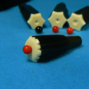 「カラクイ小（ぐぁ）箸おき」と「エーマクルチの爪」