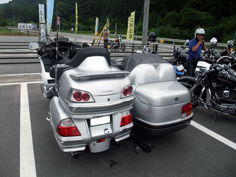 HONDA GOLDWING 4（2+2）人乗りのサイドカー l AWAZON