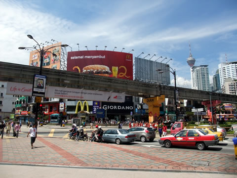 マレーシア・ブキッビンタン駅前の交差点