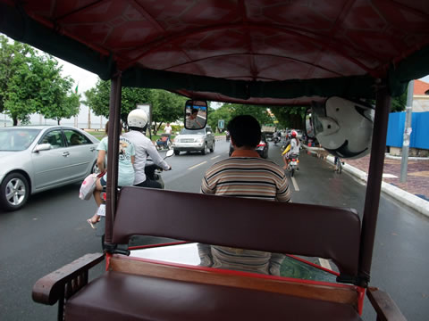 TUK-TUKに乗って、カンボジアでのビジネスを感じる