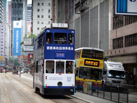 香港島を昔ながらの香港トラムの 2 階に乗って楽しむ