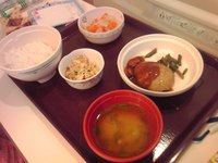 晩飯メインはハンバーグ？でも不味いんだろうな。 2015/12/23 17:39:36
