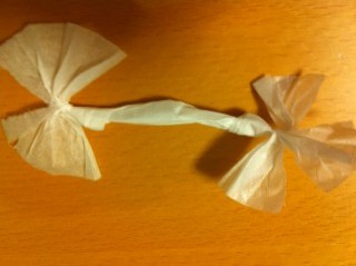 知っ得度高し、紙ナプキンでバレリーナを作る方法（笑）　