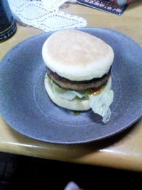 朝ごはん。超熟にハンバーグとかはさみました。 2009/12/05 19:52:22