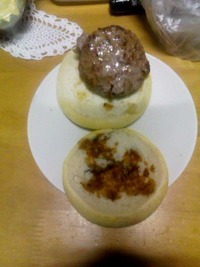 朝ごはん。イングリッシュマフィンにハンバーグ。 2009/12/14 09:09:42