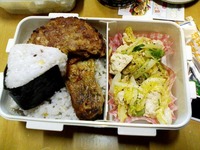 弁当のごはんの上におにぎりが…ＡＫＮ弁当。 2009/12/07 15:49:51