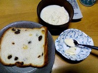 朝ごはん。レーズンパンとマーガリンとゆし豆腐。 2009/10/29 09:29:11