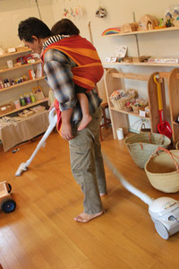 おんぶでお掃除 2012/03/20 20:13:51