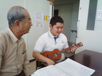 宜野湾老人福祉センターにて♪那覇看護学校生徒さんが実習にきたよ〜ん♪若いエキス頂きました〜！(笑) 2014/02/28 12:36:51
