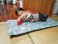 【写真とるょ〜！】って言うと、座椅子を出してきてこのポーズ！(笑)3才次男うーまくーです！ 2014/02/28 11:00:57