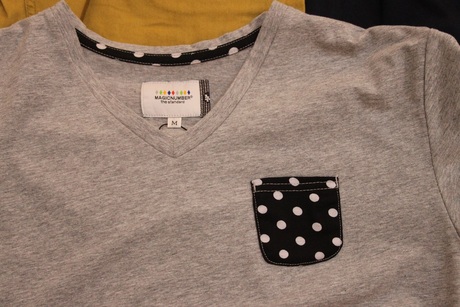 MAGIC NUMBER / Polka Dot Tiny Pocket V-Neck Tee