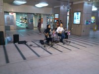 ストリートパフォーマンスで宣伝。 2011/11/03 21:49:14