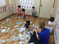 Newspaper play and cooking 2016/05/13 08:15:23