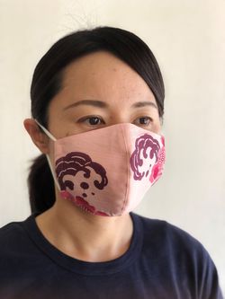 本染め紅型マスク 牡丹のワンポイントが映えるシンプルな沖縄紅型マスク 城紅型染工房 ぐすくびんがた ブログ 暮らしの中に紅型の彩りを 沖縄らしい出産祝い 贈り物に 紅型染め体験も開催中