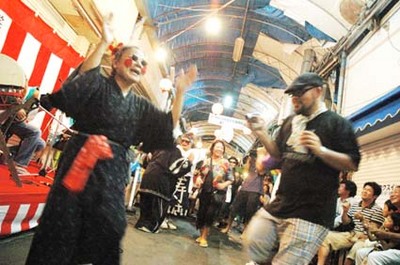 栄町市場屋台祭りと、おきなわ時間美術館