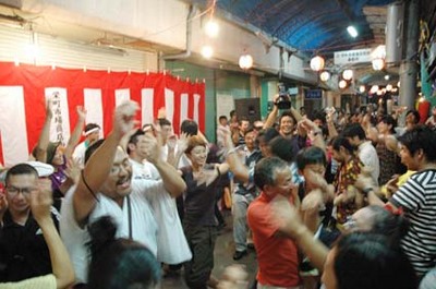 栄町市場屋台祭りと、おきなわ時間美術館