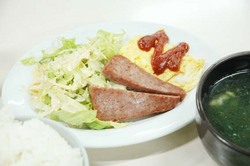 市場で朝ごはん