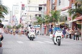 NAHAマラソン08　国際通りの模様